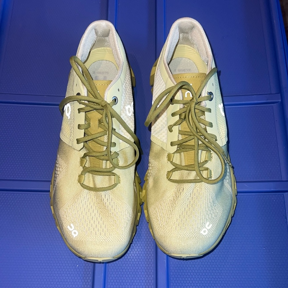 Women’s on cloud running shoes. Size 7